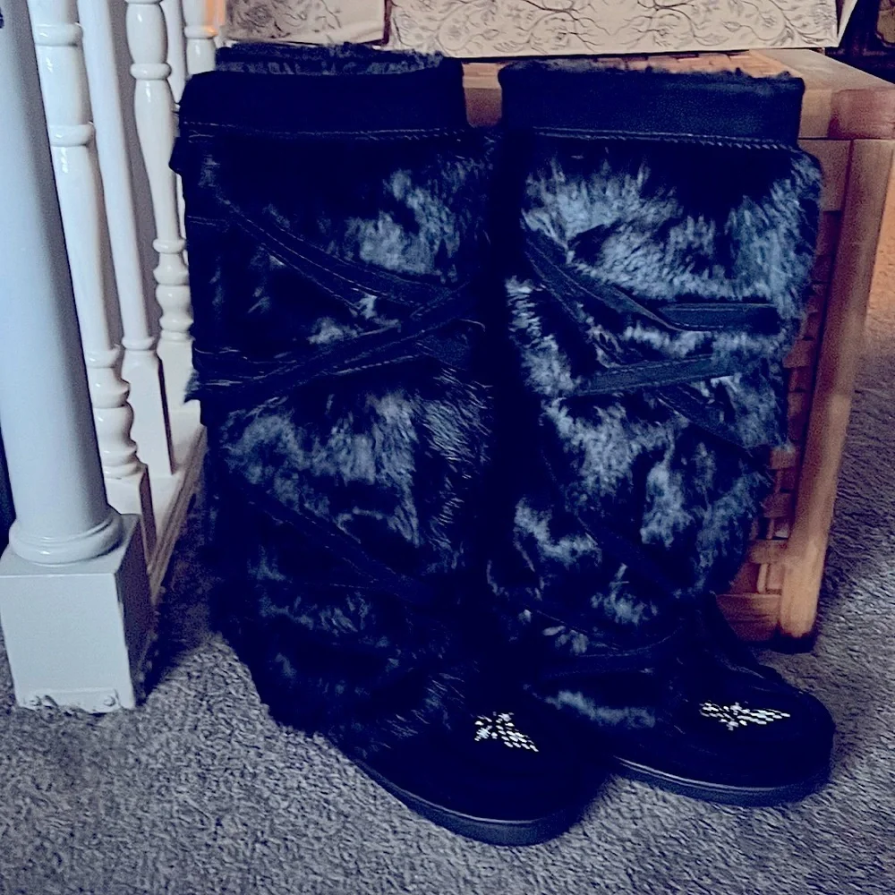 These are handmade boots. They are from an indigenous company in Canada. - Picture 5 of 5